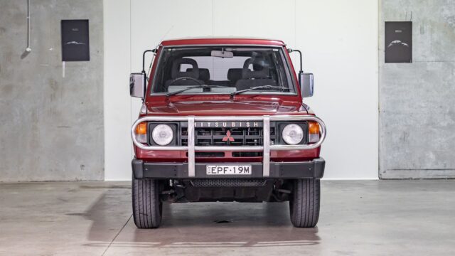 1990 Mitsubishi Pajero Superwagon (4X4)